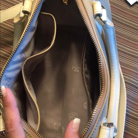 Barely used Tory Burch Robinson satchel bag - Picture 4 of 14